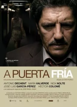 Постер: В холодную дверь / A puerta fría (2012)