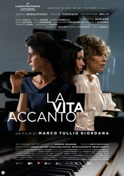 Постер: Далекие близкие / La vita accanto (2024)